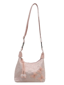 Sac bandoulière en dentelle rose avec papillons 3D et élégant pendentif à glands sur blanc