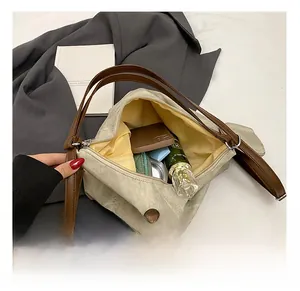Draufsicht auf das Innere der Canvas-Tasche mit großem Fassungsvermögen für Kosmetika