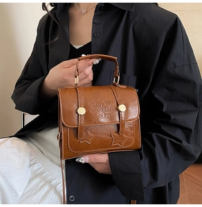 Detailansicht der Handtasche aus PU-Leder mit goldenen Sternen und Vintage-Klappe