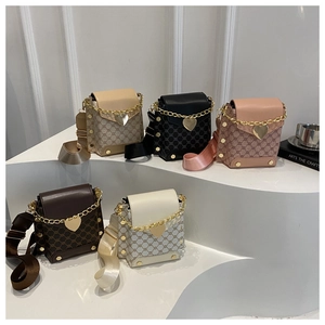 Cinq sacs bandoulière rétro monogramme avec pendentifs cœur sur un support d'exposition