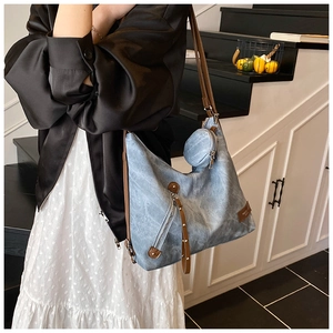 Detail der hellblauen Hobo-Tasche mit Vintage-Waschung und Mini-Münzfach am Riemen