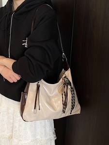 Retro high-end color-block tote bag in patent leather with tennis racket pendant