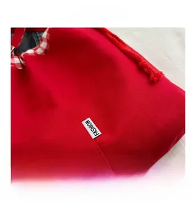 Vue macro du denim rouge avec étiquette FASHION et doublure à carreaux rouge