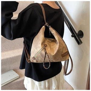 Detail eines braunen Vintage-Lederrucksacks mit modischem Tag getragen zu schwarzem Hoodie
