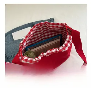 Vue intérieure montrant la grande capacité pour tablette et parapluie en sac en toile