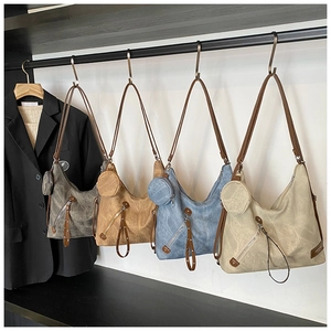 Detailansicht vier strukturierter Tragetaschen mit Kleingeldbeuteln im Showroom-Stil