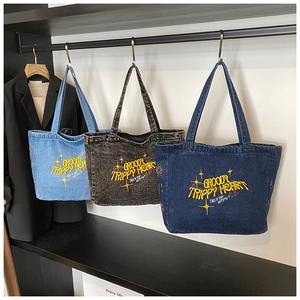 Drei Vintage-Denim-Tote-Bags mit Groovy Trippy Heart Bestickung in verschiedenen Waschungen