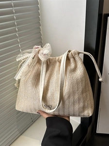 Damen Große Kapazität Stroh Gewebte Tragetasche Mit Spitze Blumen Schleife Metall Schmetterling Dekoration Sommer Strand Casual Schultertasche