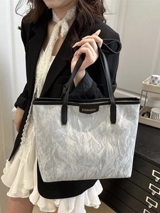 Sac fourre-tout argenté froissé avec anses en cuir noir et finition métallique chic