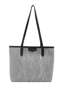 Sac fourre-tout argenté métallisé avec lanières noires et étiquette de mode minimaliste
