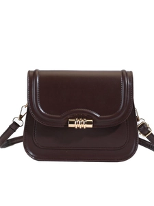 Borsa a tracolla in pelle marrone cioccolato con fibbia cilindrica dorata e patta classica