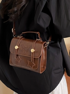 Braune Retro Umhängetasche aus Leder mit goldenen Nieten und Tragegriff für Damen