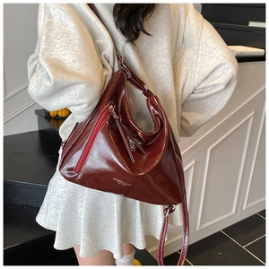 Détail du sac cabas bordeaux en cuir verni avec fermeture éclair et bandoulière