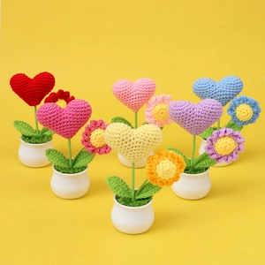 Mini piante all'uncinetto fatte a mano con cuori e margherite per arredo scrivania