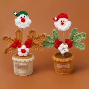 Handgemaakte gehaakte Kerstman potplanten voor feestelijke kersttafel decoraties