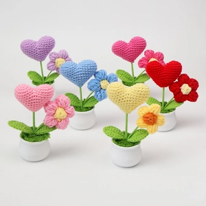 Détail de mini plantes au crochet faites main avec cœurs et fleurs en pot céramique