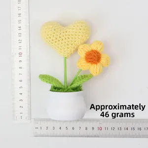 Pot de fleur coeur tricoté main en vase blanc, mesurant 13 cm de haut et 10 cm de large