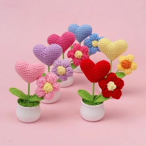 Plantes de cœur et fleurs au crochet faites à la main avec textures tricotées colorées