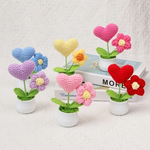 Plantes en pot en forme de cœur et de fleur crochetées à la main en fil de laine coloré