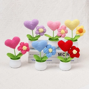 Ensemble de fleurs en pot tricotées à la main avec motifs de cœurs colorés au crochet
