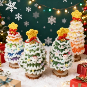Dettagli di quattro alberi di Natale all'uncinetto con campanelli e basi in legno