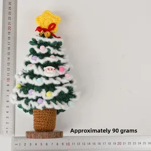 Albero di Natale all'uncinetto con misure dimensionali e base in legno naturale