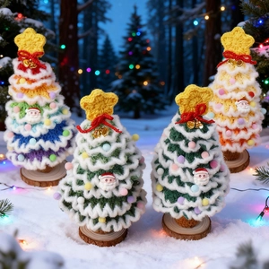 Alberi di Natale all'uncinetto fatti a mano con texture a maglia e basi in legno rustico