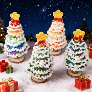 Albero di Natale all'uncinetto con base in legno, campanellini e dettagli in lana