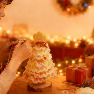 Dettaglio dell'albero di Natale all'uncinetto con bordo bianco e base in legno