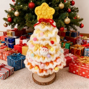 Dettaglio dell'albero di Natale all'uncinetto fatto a mano con pon pon e base in legno