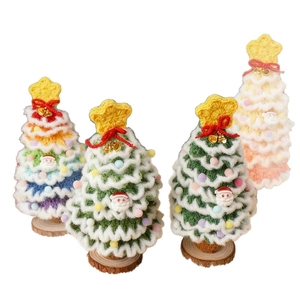 Set di quattro alberi di Natale all'uncinetto fatti a mano con basi in legno naturale