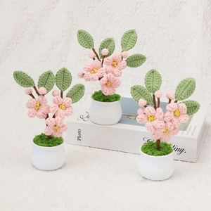 Plantes de fleurs de pêcher faites main au crochet avec vases en céramique pour bureau