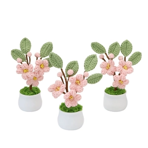 Lot de trois fleurs de pêcher faites à la main au crochet en pots blancs