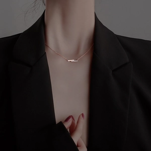 Detail der roségoldenen geometrischen Halskette mit Zirkonia-Besatz an einem Model