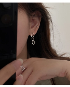 Detailed close-up of s925 silver asymmetric heart earrings with interlocking chain design