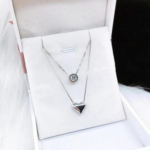 Collana a due strati d'argento con cuore e zircone in una scatola da regalo bianca
