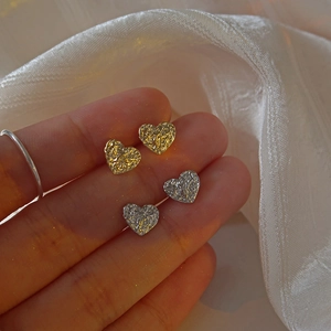 Boucles d'oreilles cœur en lave irrégulière dorées et argentées à texture martelée