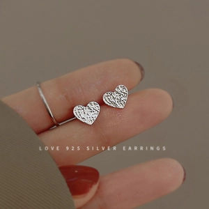 Boucles d'oreilles cœur en argent 925 avec texture lave et design irrégulier minimaliste