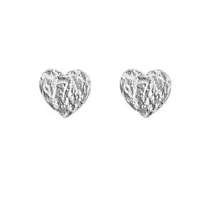 Boucles d'oreilles cœur en argent avec texture martelée élégante sur fond blanc neutre