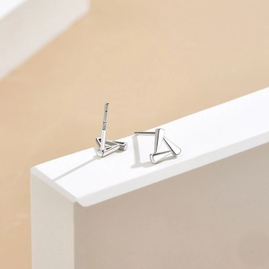 Nahaufnahme der S925-Prägung auf minimalistischen geometrischen Silber-Dreiecksohrringen