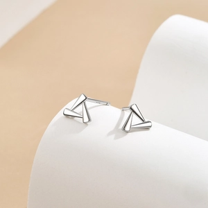 Detailansicht der geometrischen Dreieck-Ohrstecker aus S925 Sterlingsilber mit Materialstempel