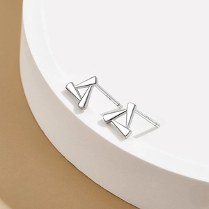 Minimalistische S925 Sterling Silber ineinandergreifende geometrische Dreieck Ohrstecker