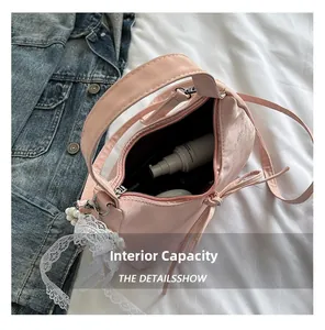 Interne capaciteit van roze PU-leren handtas met kantdetails en parelhanger