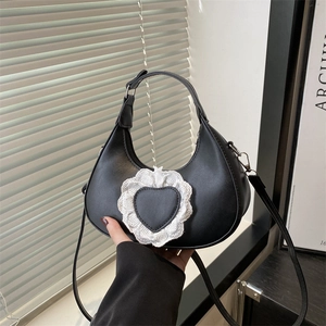 Borsa a mezzaluna nera con cuore in pizzo bianco e tracolla staccabile donna