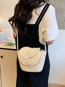 Sac seau en paille avec boucle perle et texture tressée pour les vacances d'été