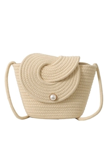 Sac seau en paille beige avec texture en spirale et perle sur fond blanc uni