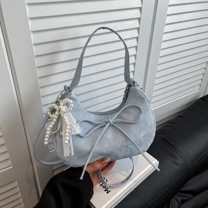 Femmes Rétro Givré PU Cuir Sac Bandoulière Nœud Papillon Pendentif Perle Épaule Traversin Dumpling Sac Commitage Sac à Main
