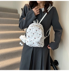 Mini sac à dos floral avec breloque nuage dans un cadre de style de vie élégant