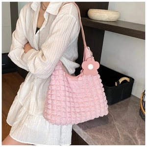 Sac fourre-tout rose à plis gaufrés montrant la grande capacité et le charme de fleur