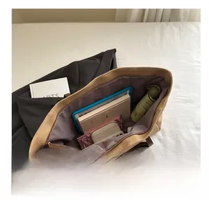 Detaillierte Innenansicht der großen khakifarbenen Shopper-Tasche mit Platz für Tablet und Bücher